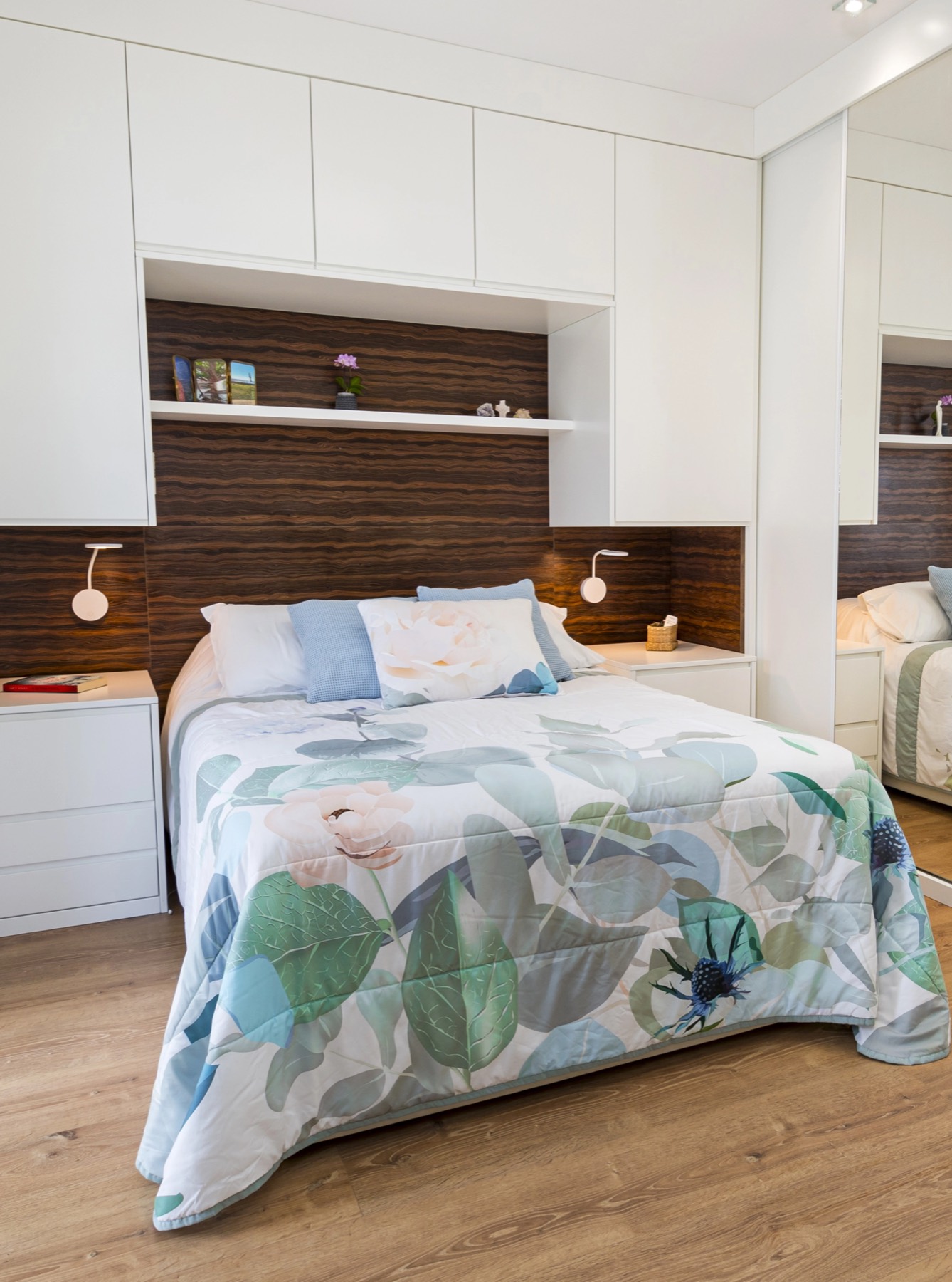 Quarto com roupeiro e cabeceira em madeira por medida