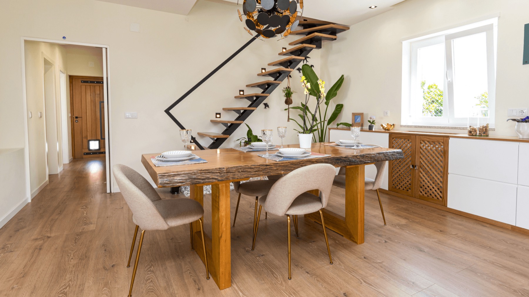 Sala de jantar com mesa em madeira maciça feita pela Equipévora